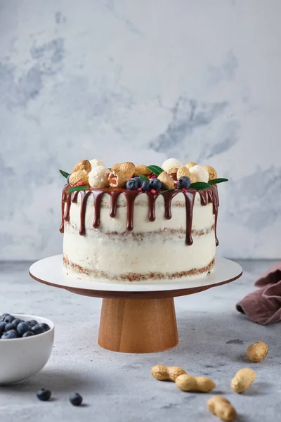 Honingcake Met Gezouten Karamel Pinda Taart Met Roomkaas Room Pindakaas — Stockfoto