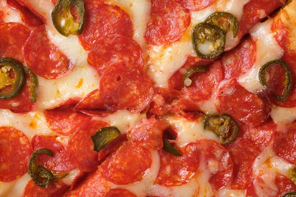 Pizza Pepperoni Com Pimentão Jalapeno Close Uma Pizza — Fotografia de Stock