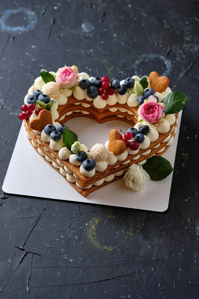 Honingcake Met Verse Bosbessen Kruiden Room Kaasroom Dessert Voor Een — Stockfoto