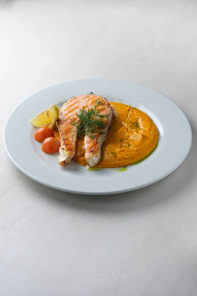 Menu Restaurant Trout Steak Served Carrot Pota — Stock fotografie