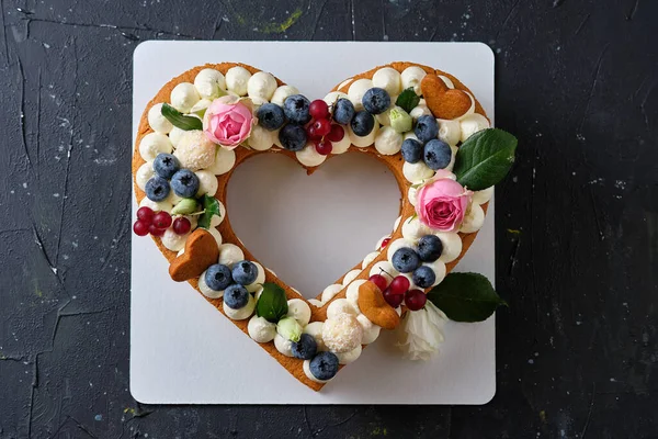Honingcake Met Verse Bosbessen Kruiden Room Kaasroom Dessert Voor Een — Stockfoto