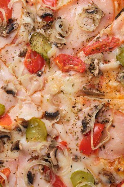 Pizza Mit Tomaten Gurken Schinken Pilzen Zwiebeln Käse Und Gewürzen — Stockfoto