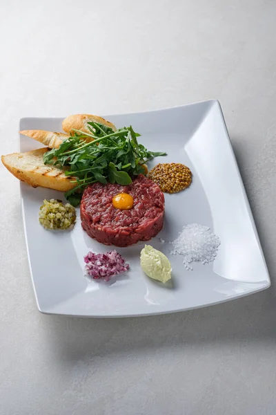 Menu Voor Het Restaurant Klassiek Rundvlees Tartaar Stockfoto