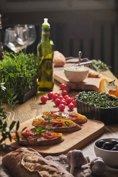 Ontbijt Het Italiaans Voor Een Geliefde Vakantie Bruschetta Met Roomkaas Stockfoto