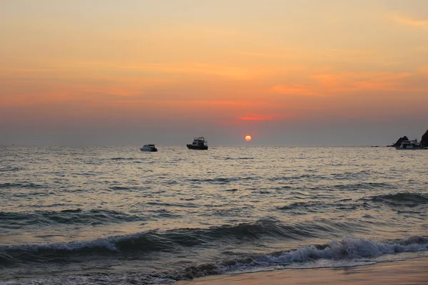 Boot im Meer bei Sonnenuntergang — Stockfoto