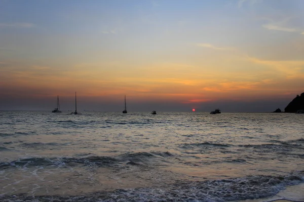 Bateau dans la mer à l'heure du coucher du soleil — Photo