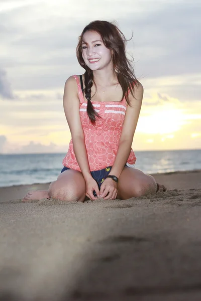 Thai lány a strandon — Stock Fotó