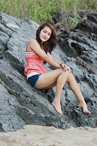 Thajská dívka na pláži — Stock fotografie