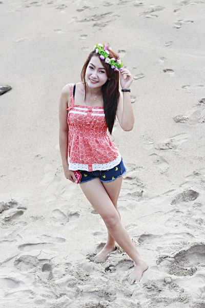 Chica tailandesa en la playa — Foto de Stock