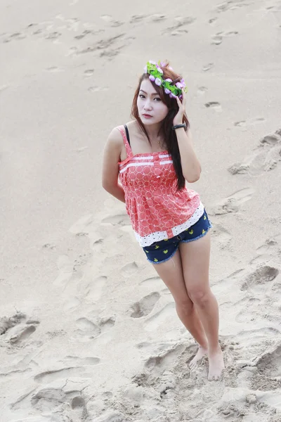 Thai girl auf die strand — Stockfoto