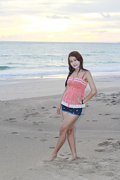 Thai girl auf die strand — Stockfoto