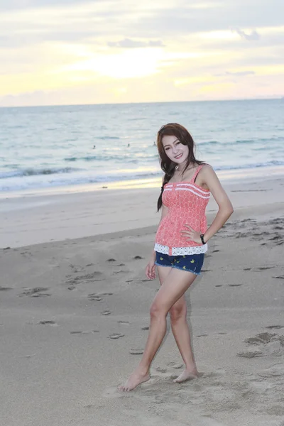 Ταϊλανδικό κορίτσι στην παραλία — Φωτογραφία Αρχείου