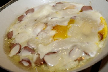 yumurta, peynir ve sosis ile hazırlanan tabak