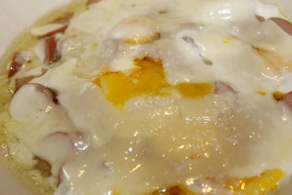 卵、チーズ、ソーセージを使用した料理 — ストック写真