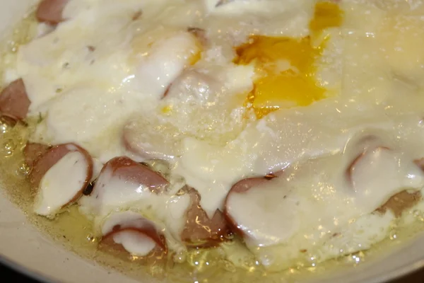 Страва, приготована з яйцями, сиром та ковбасою — стокове фото