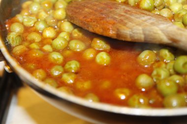 domates ve tavada pişirme bezelye ile sos