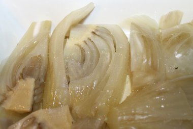 beyaz bir tepsi içinde pişmiş rezene ile çanak