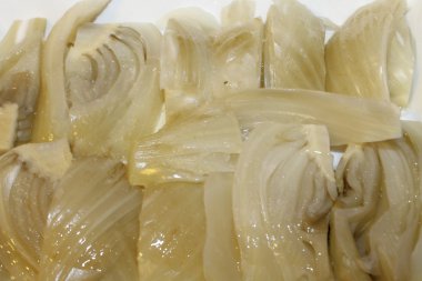 beyaz bir tepsi içinde pişmiş rezene ile çanak