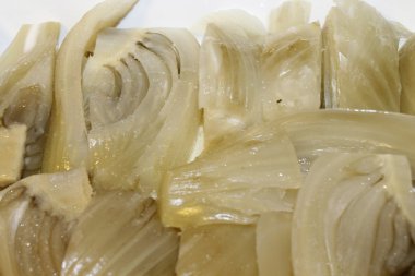 beyaz bir tepsi içinde pişmiş rezene ile çanak