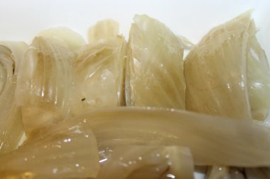 beyaz bir tepsi içinde pişmiş rezene ile çanak