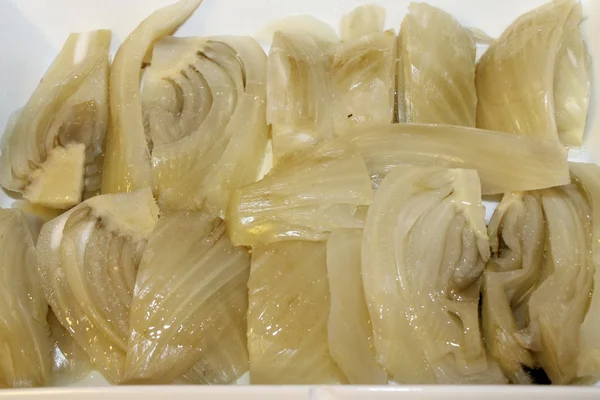 beyaz bir tepsi içinde pişmiş rezene ile çanak