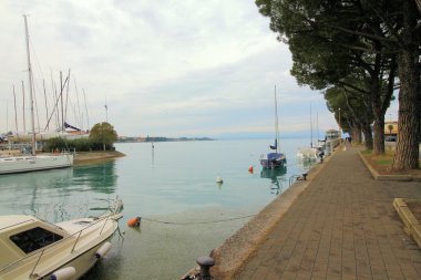 bir Peschiera, Garda Gölü kışın Kuzey İtalya'daki küçük bir kasaba görünümü