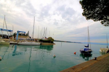 bir Peschiera, Garda Gölü kışın Kuzey İtalya'daki küçük bir kasaba görünümü