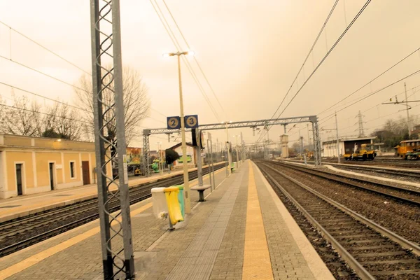 Vista da estação ferroviária no norte da Itália — Fotografia de Stock