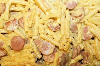 sosis ve safran ile makarna