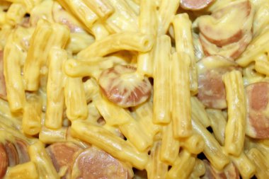 sosis ve safran ile makarna