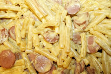 sosis ve safran ile makarna