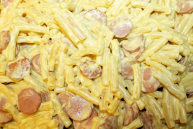 sosis ve safran ile makarna