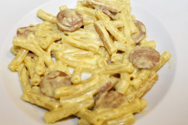 sosis ve safran ile makarna