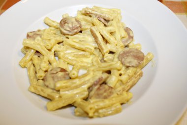 sosis ve safran ile makarna