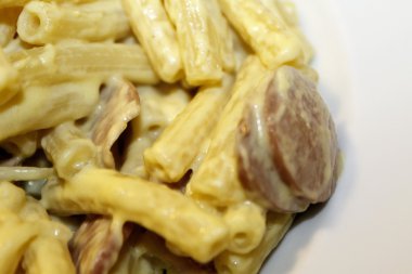 sosis ve safran ile makarna