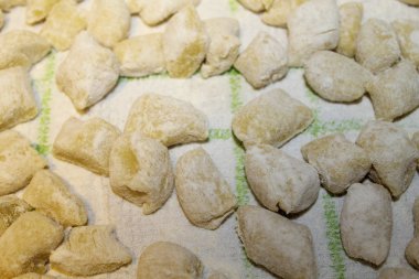 Patates ve yumurta ile hazırlanan geleneksel İtalyan gnocchi