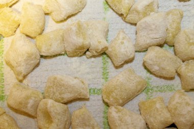 Patates ve yumurta ile hazırlanan geleneksel İtalyan gnocchi