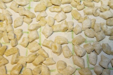 Patates ve yumurta ile hazırlanan geleneksel İtalyan gnocchi