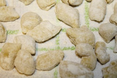 Patates ve yumurta ile hazırlanan geleneksel İtalyan gnocchi
