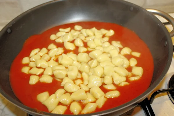 Nhoque italiano tradicional cozido com molho de tomate — Fotografia de Stock