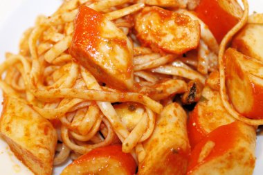 Makarna tomado sosu, deniz ürünleri ve yengeç et