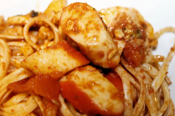 Macarrão com molho tomado, frutos do mar e carne de caranguejo — Fotografia de Stock