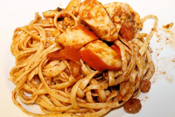 Macarrão com molho tomado, frutos do mar e carne de caranguejo — Fotografia de Stock