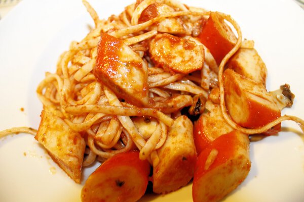 макароны с томатным соусом, морепродуктами и мясом крабов
