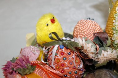 Paskalya sepeti renkli yumurta ve piliç
