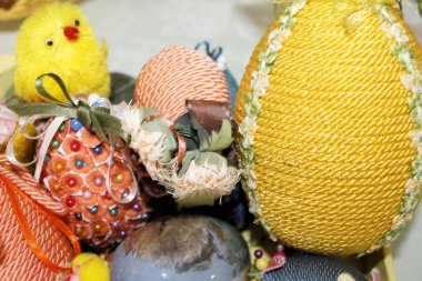 Paskalya sepeti renkli yumurta ve piliç