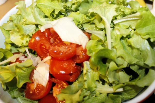 Salada verde com tomate cereja e cebola — Fotografia de Stock