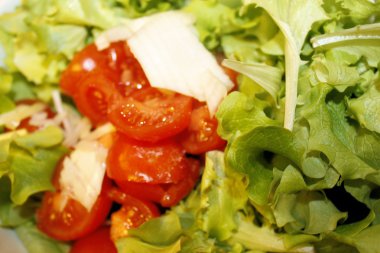 yeşil salata domates ve soğan ile