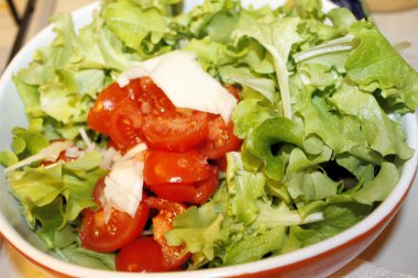 yeşil salata domates ve soğan ile