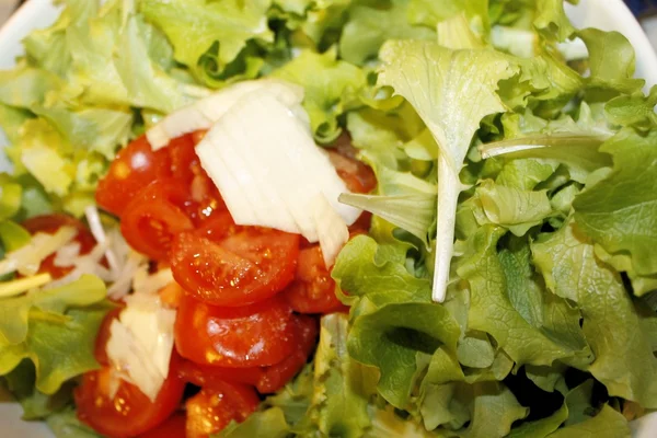 Salada verde com tomate cereja e cebola — Fotografia de Stock